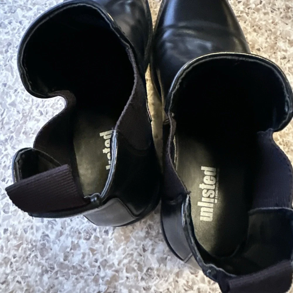 Kenneth Cole Unlisted Peyton Chelsea Boots Mens 10 Black Ankle Pull On Boot